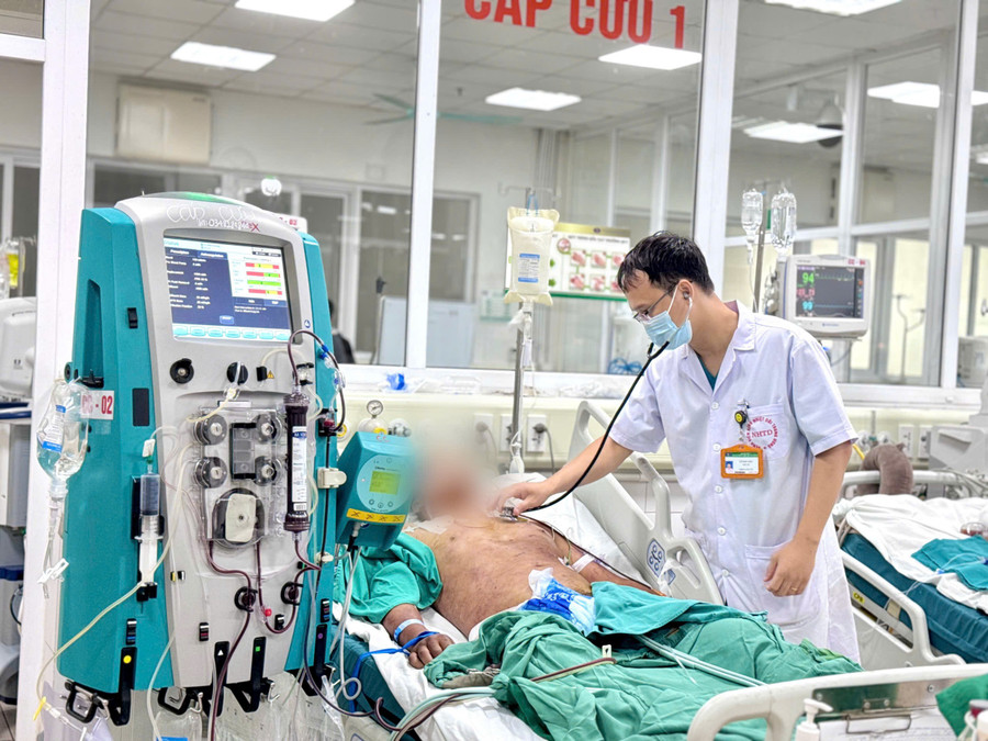 Bệnh nhân đang được hồi sức tích cực, lọc máu, thở máy và theo dõi chặt chẽ các chỉ số huyết động, đông máu. Ảnh: BVCC. 