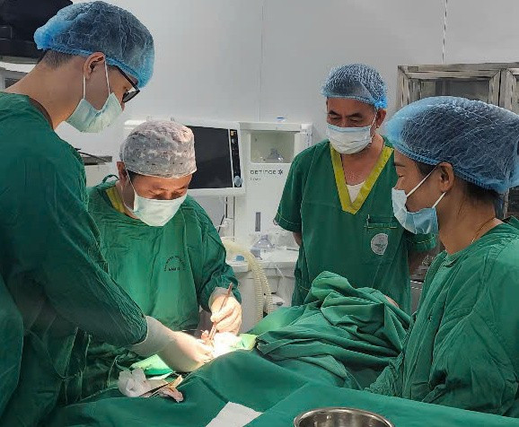 Ê-kíp phẫu thuật đã sử dụng kỹ thuật ghép mạch tự thân với đoạn ghép dài 10cm. Ảnh: BVCC. 