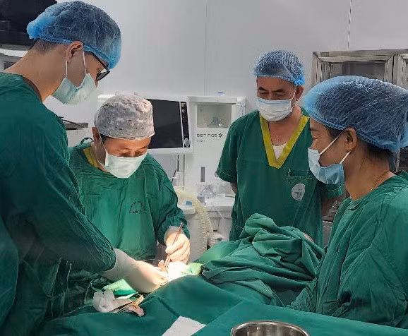 Ê-kíp phẫu thuật đã sử dụng kỹ thuật ghép mạch tự thân với đoạn ghép dài 10cm. Ảnh: BVCC. 