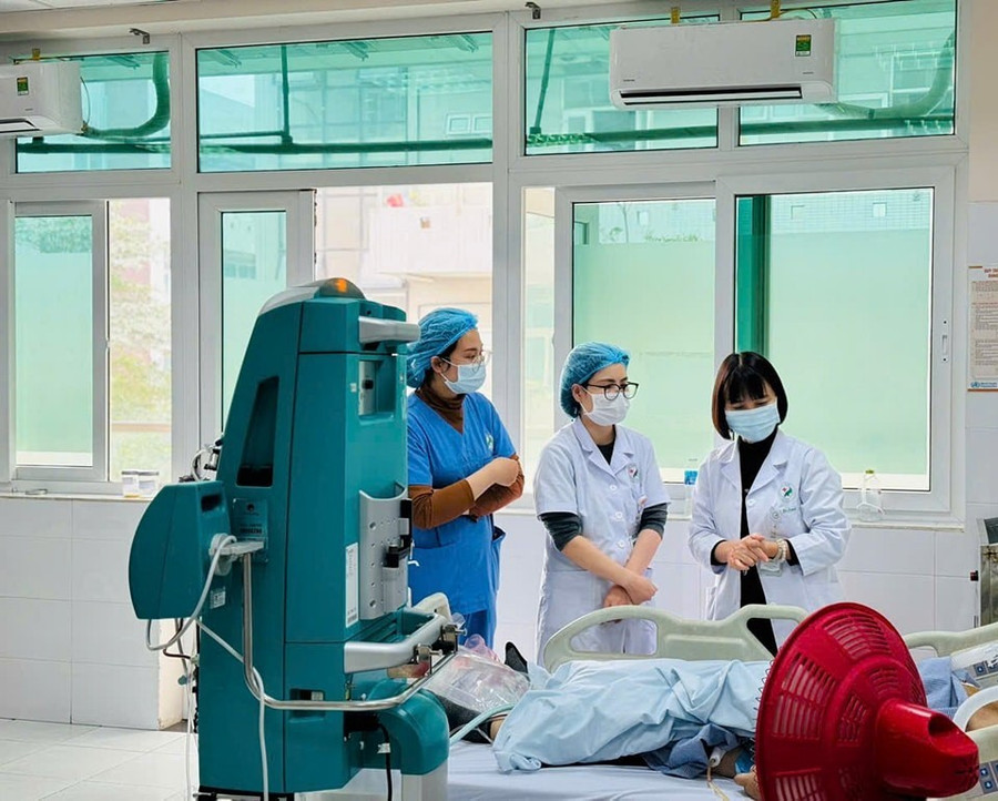 Sau 5 ngày điều trị, bệnh nhân dần thoát sốc, ngừng vận mạch, cải thiện chức năng phổi và tỉnh táo trở lại. Ảnh: BVCC.