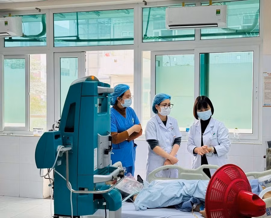 Sau 5 ngày điều trị, bệnh nhân dần thoát sốc, ngừng vận mạch, cải thiện chức năng phổi và tỉnh táo trở lại. Ảnh: BVCC.