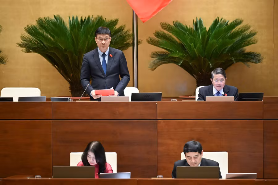 Phó Chủ tịch Quốc hội Vũ Hồng Thanh điều hành phiên thảo luận chiều 17/6.