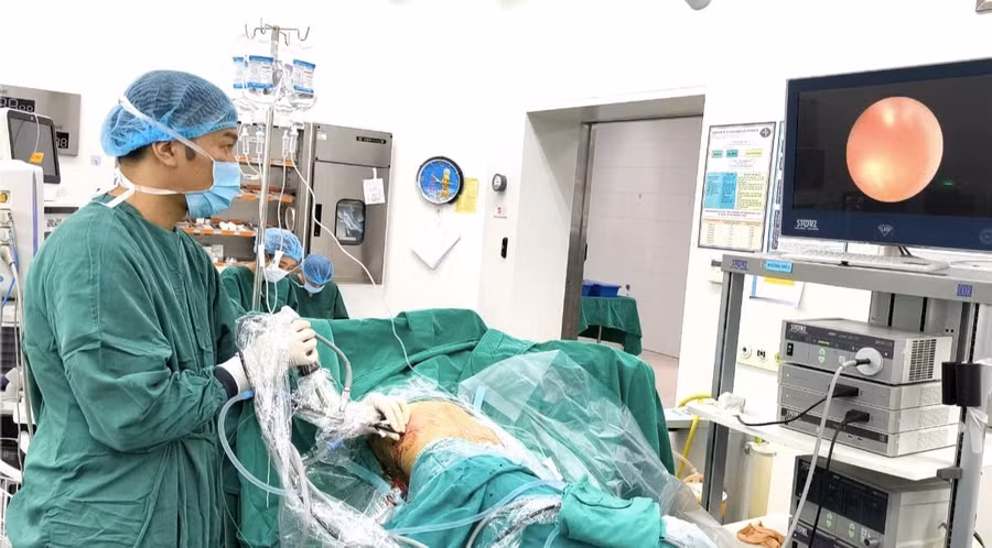 Bệnh nhân được tiến hành nội soi tán sỏi thận qua da. Ảnh: BVCC. 