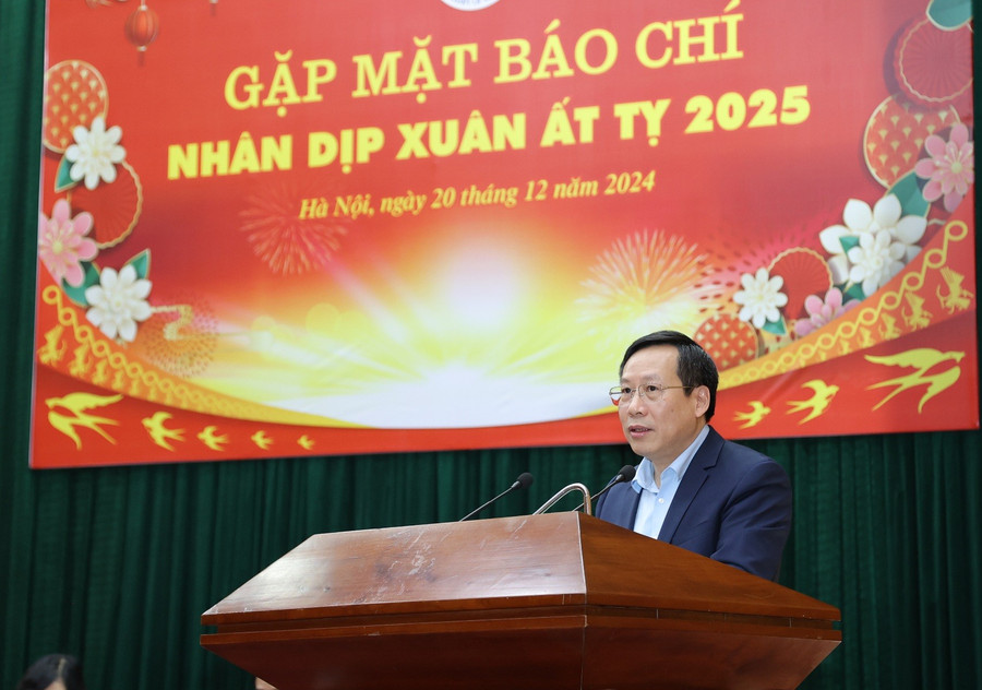 Thứ trưởng Bộ Y tế Lê Đức Luận. 