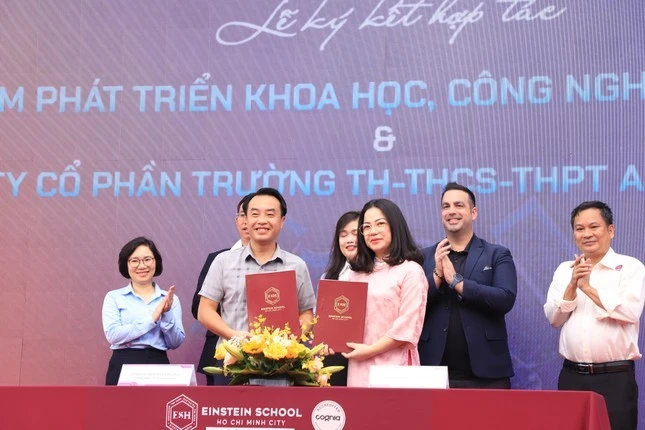 Giám đốc Trung tâm Phát triển Khoa học, Công nghệ và Tài năng trẻ Nguyễn Thiên Tú (bên trái, hàng đầu) ký kết hợp tác phát triển khoa học, công nghệ trong khu vực trường học với các đơn vị liên quan. 