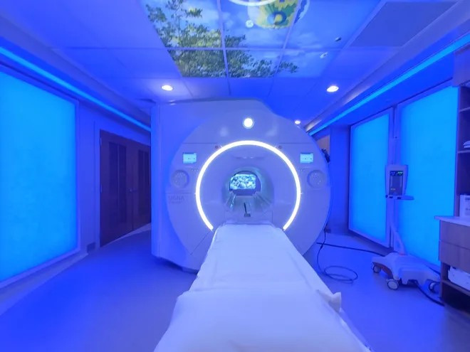 Theo quy định an toàn, bệnh nhân khi chụp MRI không được mang trên người bất kỳ vật dụng kim loại nào. 