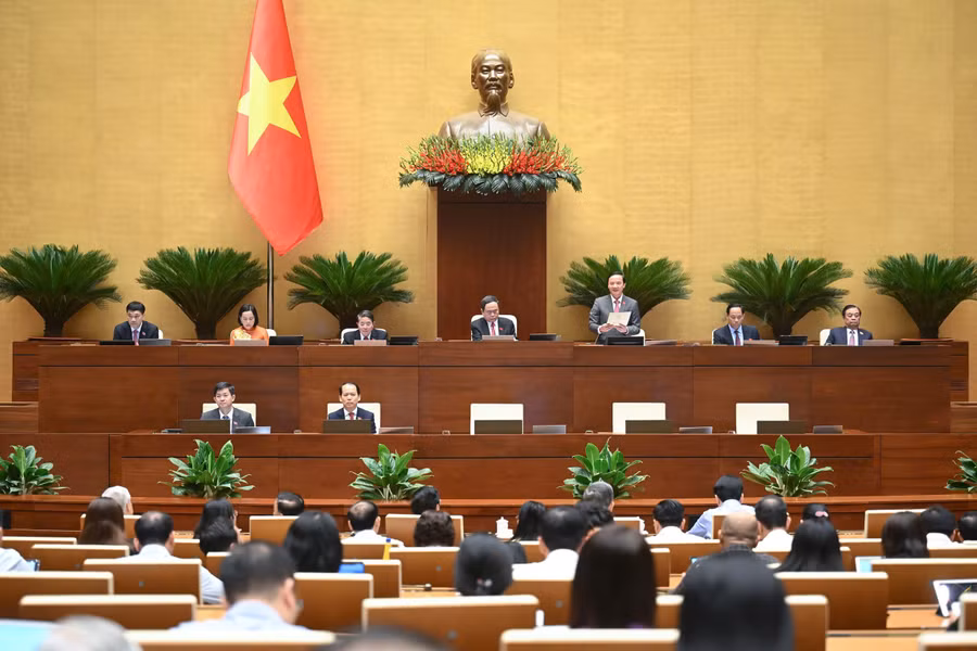 Toàn cảnh Phiên họp sáng 16/6. 