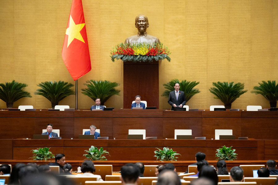 Trước đó, ngày 24/10, trong phiên họp buổi sáng, Quốc hội họp phiên toàn thể tại Hội trường.