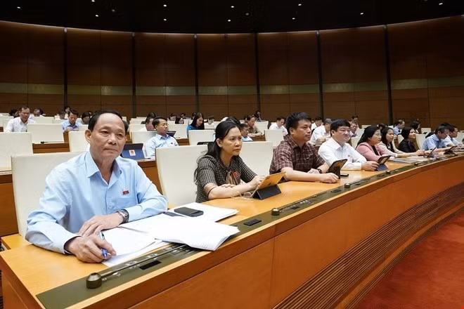 Quang cảnh phiên họp sáng 6/5. 