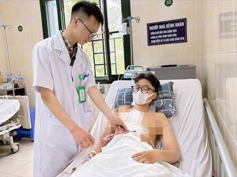 Sau ca mổ, bệnh nhân đã tỉnh táo, được rút nội khí quản. Ảnh: BVCC. 