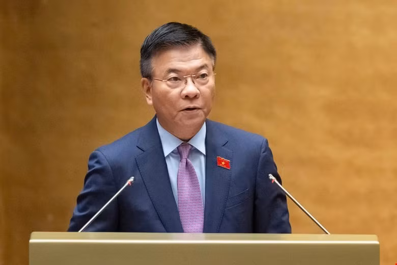 Phó Thủ tướng Lê Thành Long trình bày tóm tắt Tờ trình dự án Luật.