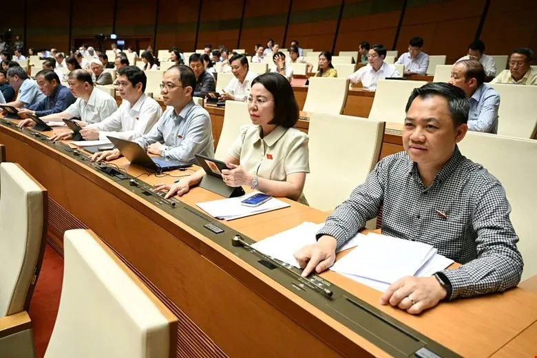 Các đại biểu Quốc hội bấm nút biểu quyết thông qua Nghị quyết tại Kỳ họp. 