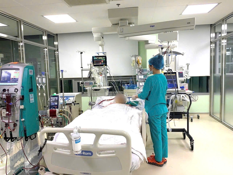 Bệnh nhân được chuyển đến Bệnh viện Trung ương Quân đội 108 trong tình trạng suy hô hấp nặng, phải thở máy. Ảnh: BVCC. 