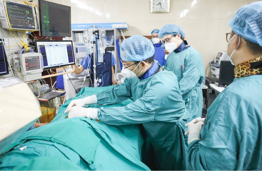 Các bác sĩ Viện Tim mạch Việt Nam áp dụng kỹ thuật hàng đầu thế giới để điều trị người bệnh.