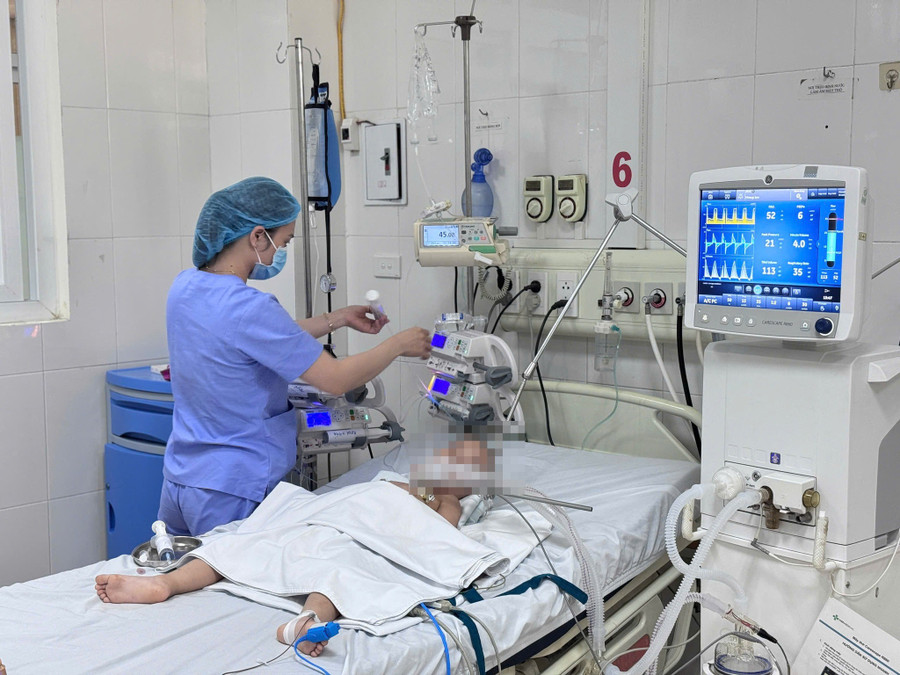 Bệnh nhi tiếp tục được hỗ trợ bằng máy thở, theo dõi và chăm sóc tích cực. Ảnh: BVCC. 