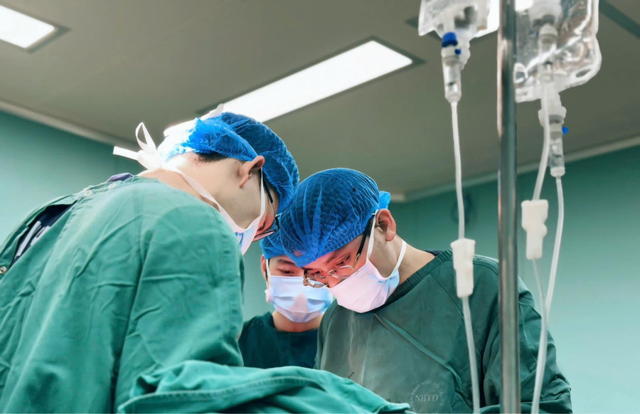 Các bác sĩ đã can thiệp bằng kỹ thuật tạo hình vạt ngược dòng gan chân cho bệnh nhân. (Ảnh: BVCC) 