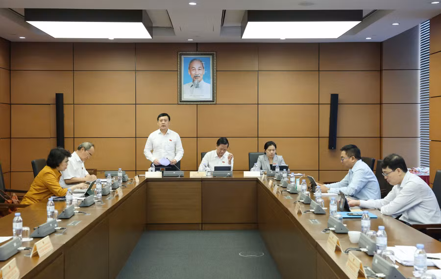 Các đại biểu Quốc hội thảo luận ở tổ chiều 20/6.