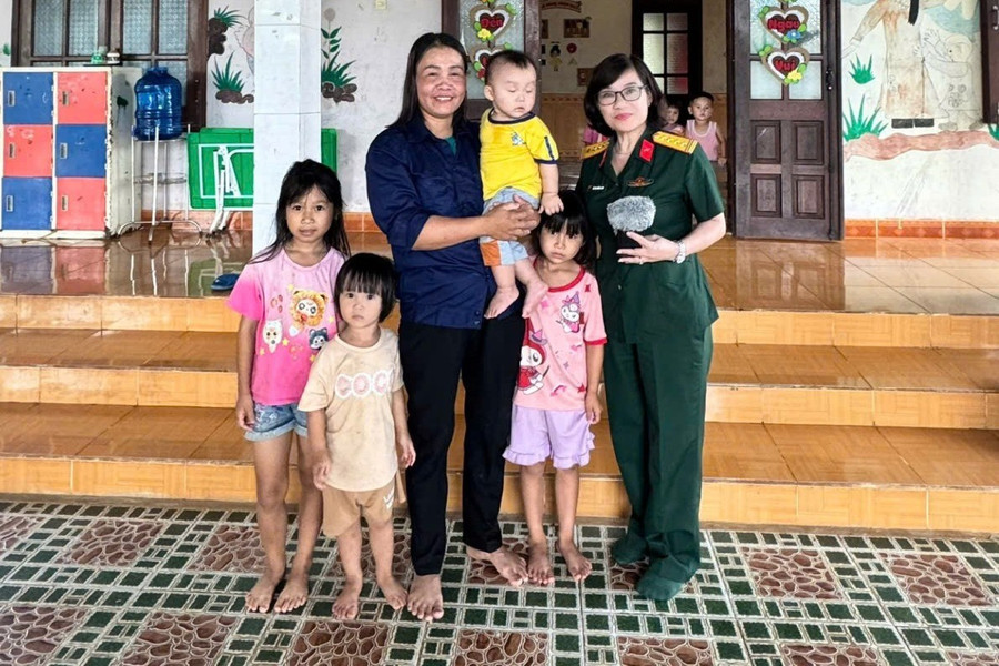 Xoay quanh những lớp học mầm non ở vùng chiến lược Tây nguyên, tác giả Vũ Thị Hồng Linh (phải) và đồng nghiệp đã gặp gỡ ba tuyến nhân vật. Ảnh: NVCC. 