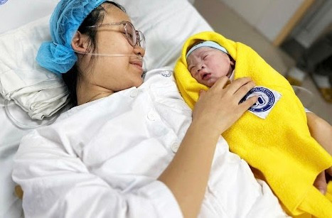Mỗi cặp vợ chồng, cá nhân có quyền quyết định về thời gian sinh con, số con và khoảng cách giữa các lần sinh phù hợp với lứa tuổI. Ảnh minh hoạ.