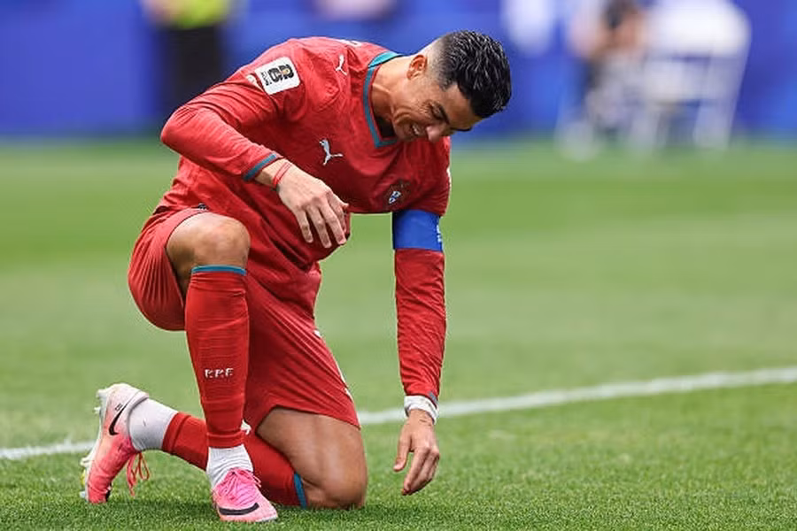 Hành động lạ của Ronaldo giữa trận Bồ Đào Nha - Colombia