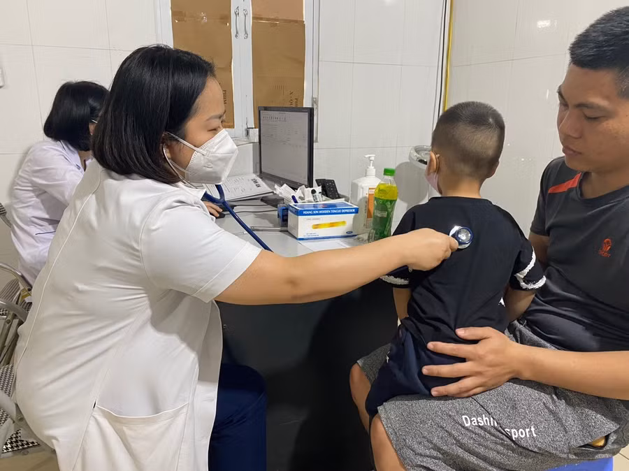 Bác sĩ đang thăm khám cho một bệnh nhi.