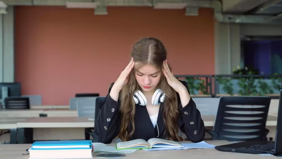 Áp lực tài chính đè nặng lên sinh viên quốc tế.