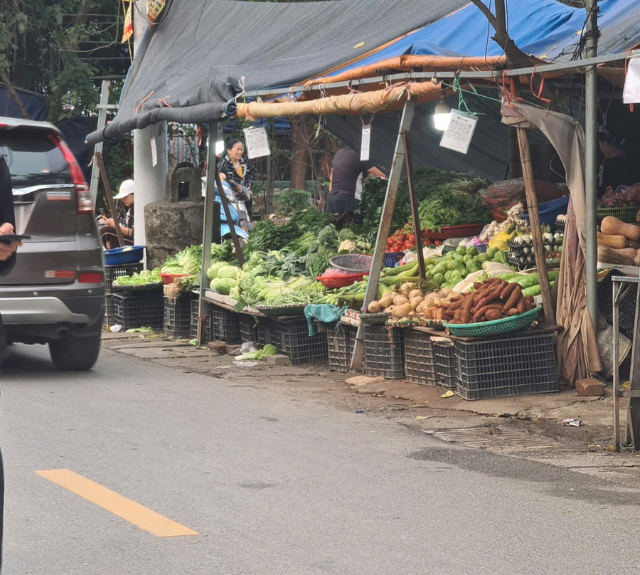 Tình trạng lấn chiếm lòng đường, vỉa hè để họp chợ tại đường Quang Tiến (phường Đại Mỗ) vẫn diễn ra.