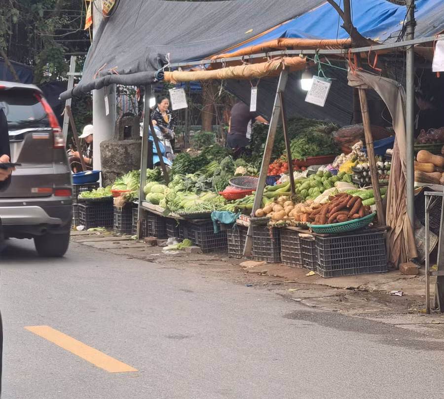 Tình trạng lấn chiếm lòng đường, vỉa hè để họp chợ tại đường Quang Tiến (phường Đại Mỗ) vẫn diễn ra.