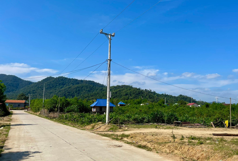 Đường bê tông và điện lưới quốc gia về Canh Tiến, khép lại những năm dài biệt lập.