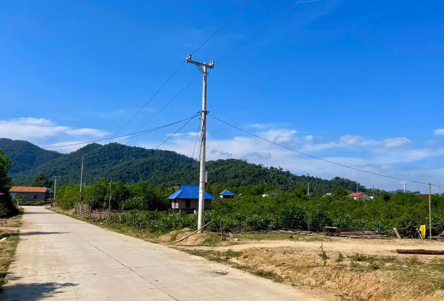 Đường bê tông và điện lưới quốc gia về Canh Tiến, khép lại những năm dài biệt lập.