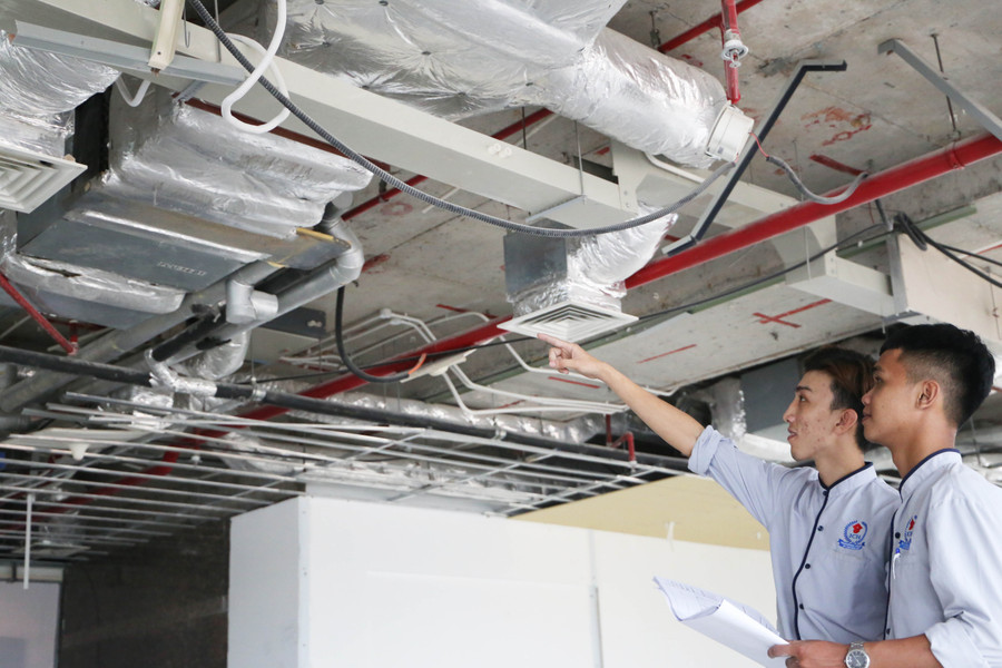 Tiết học thực tế tại doanh nghiệp của sinh viên Trường Cao đẳng Quốc tế Hồ Chí Minh. Ảnh: NTCC