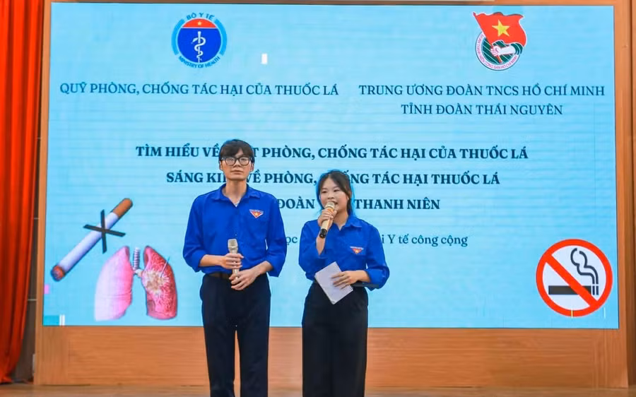 Sinh viên ngành Y tiên phong tuyên truyền về tác hại của thuốc lá.