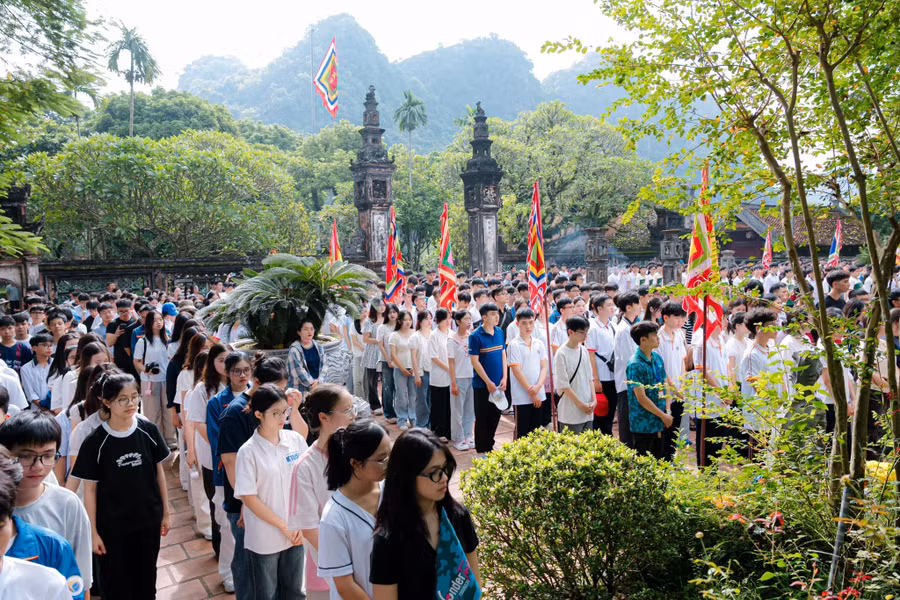 Học sinh Trường THPT chuyên Lê Hồng Phong học tập, trải nghiệm tại Khu di tích đền Vua Đinh - Vua Lê.