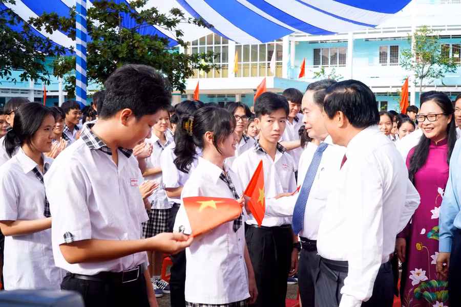 Chủ tịch Quốc hội Trần Thanh Mẫn thăm hỏi, động viên học sinh Trường THPT Phạm Hùng (Vĩnh Long). Ảnh: TG