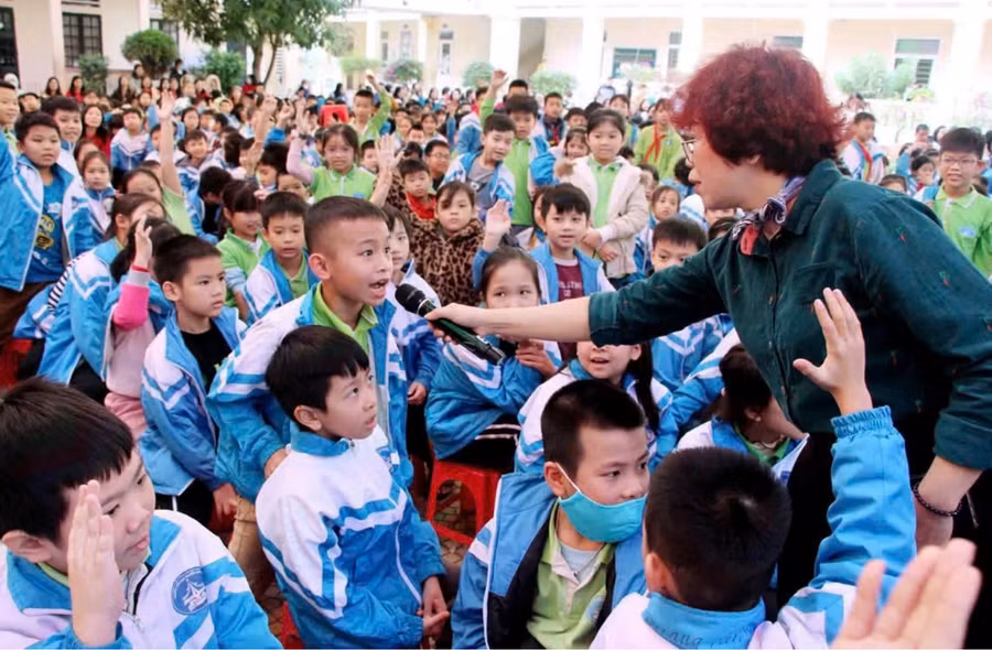 Các tiết học ngoại khóa giáo dục về phòng chống bạo lực học đường và xâm hại tình dục trẻ em ở các trường học.