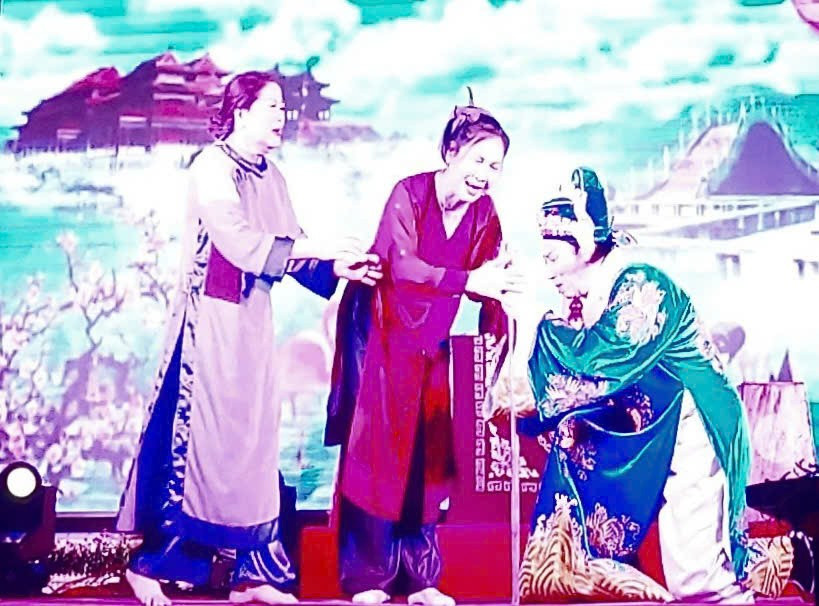 Trong khuôn khổ đề án 'Phục hồi nghệ thuật Bài chòi ở Thủ đô Hà Nội' (2010 – 2011), vở 'Thoại Khanh - Châu Tuấn' được phục dựng và công diễn tại Nhà hát Lớn Hà Nội. Ảnh: Bình Thanh