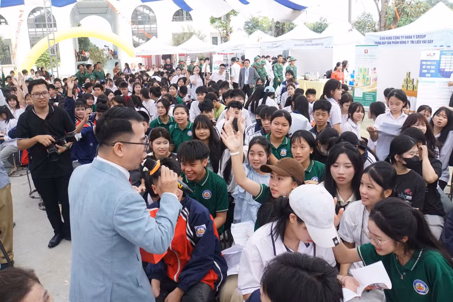 Học sinh, phụ huynh giao lưu tại ngày hội hướng nghiệp do Trường Trung cấp Ngoại thương (Hà Nội) tổ chức. Ảnh: Lê Nghĩa