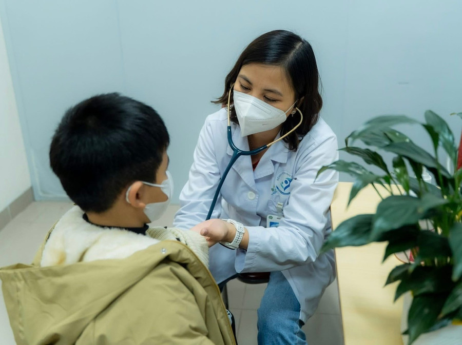 Trẻ đến khám tại Bệnh viện Nhi Hà Nội.