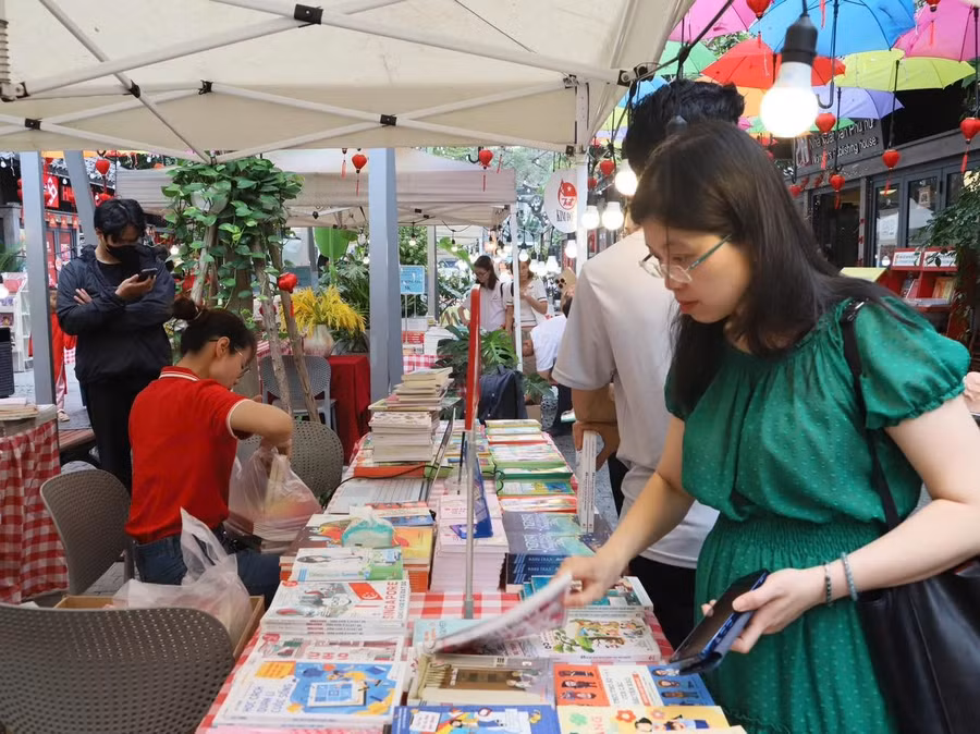 Để xác lập vị thế mới của sách trong phát triển công nghiệp văn hóa, giới xuất bản cần thay đổi tư duy chuyển từ 'làm sách' sang 'phát triển nội dung'.