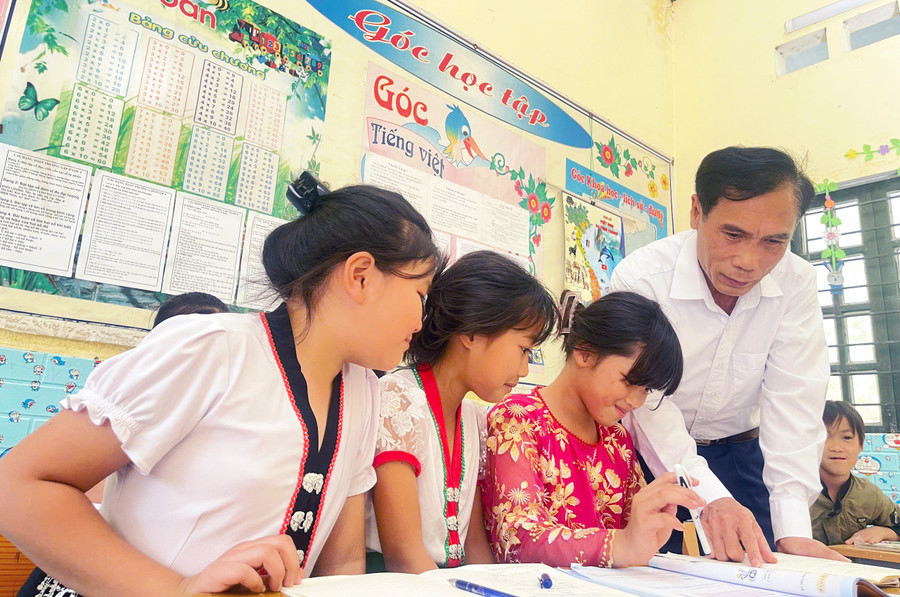 Nhà giáo Tào Văn Sinh tận tình hướng dẫn học sinh tại điểm trường lẻ Chai - Lách.