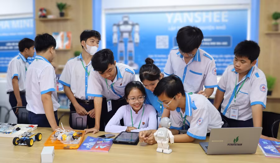 Học sinh Trường THPT Đầm Dơi ứng dụng trí tuệ nhân tạo trong học tập. Ảnh: QM