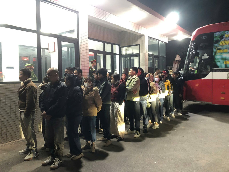 Các bị hại trong vụ án được đưa về Công an tỉnh Bắc Ninh.