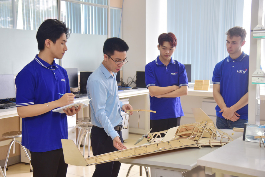 Giảng viên Trường Đại học Khoa học và Công nghệ Hà Nội hướng dẫn sinh viên thực hành. Ảnh: NTCC