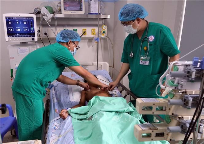 Các y, bác sĩ Khoa Nhi Cấp cứu - Hồi sức tích cực và Chống độc, Bệnh viện Phụ sản - Nhi Đà Nẵng kiểm tra sức khỏe cho hai bệnh nhi.