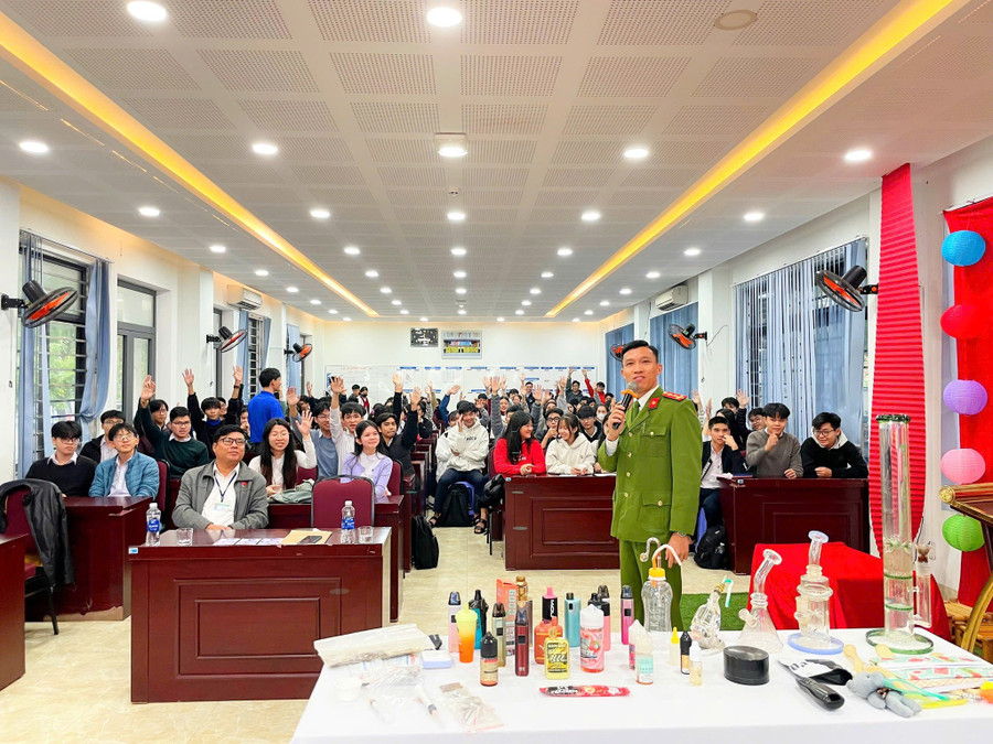 Trường THPT Sơn Trà tổ chức tuyên truyền phổ biến pháp luật về phòng, chống ma túy và phòng chống thuốc lá, thuốc lá điện tử cho học sinh. Ảnh: NTCC