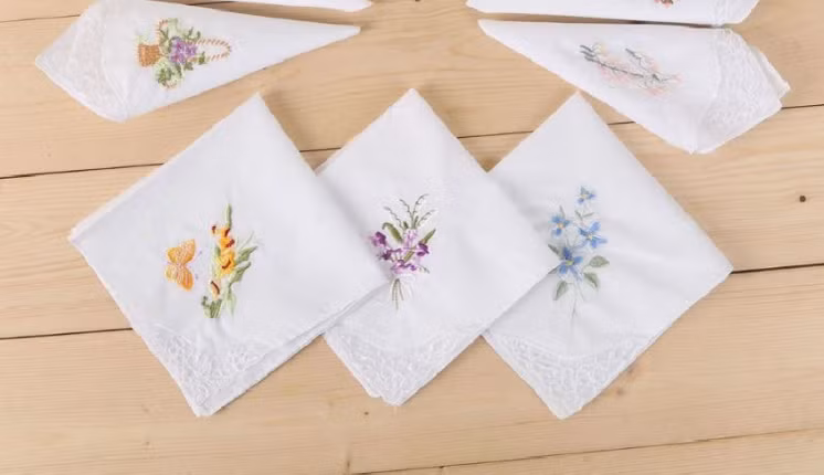 Chiếc khăn mùi xoa - người bạn thân thiết một thời. Ảnh minh họa: ITN.