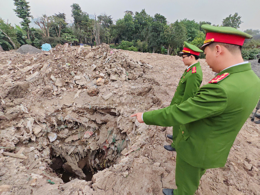 Công an kiểm tra khu vực đổ, san lấp chất thải.
