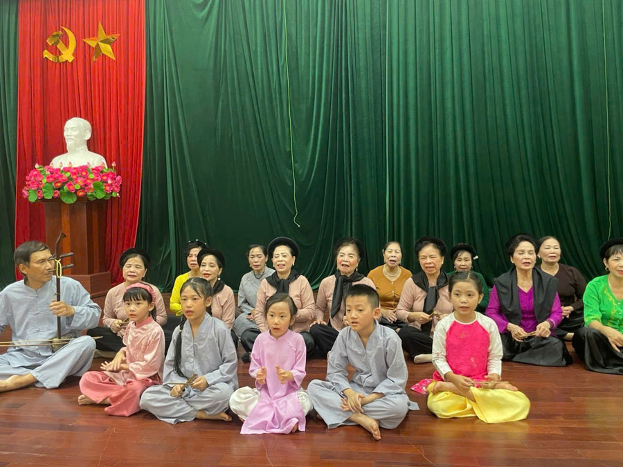 Hoạt động truyền dạy hát xẩm tại câu lạc bộ. Ảnh: NVCC.