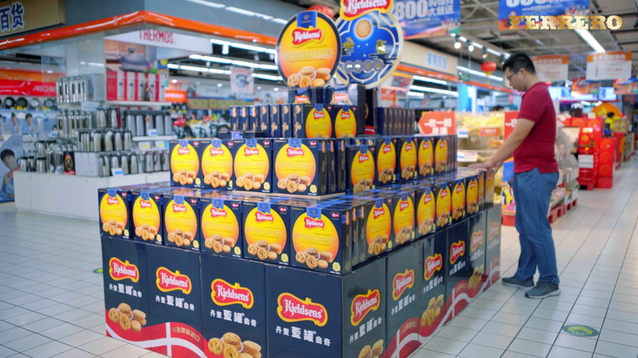 Sắp Tết, siêu thị nào cũng bày bánh quy thiếc xanh như chất thành núi ở vị trí dễ thấy nhất. Ảnh: Foodinc.com.cn