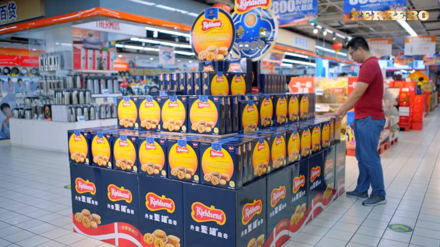 Sắp Tết, siêu thị nào cũng bày bánh quy thiếc xanh như chất thành núi ở vị trí dễ thấy nhất. Ảnh: Foodinc.com.cn